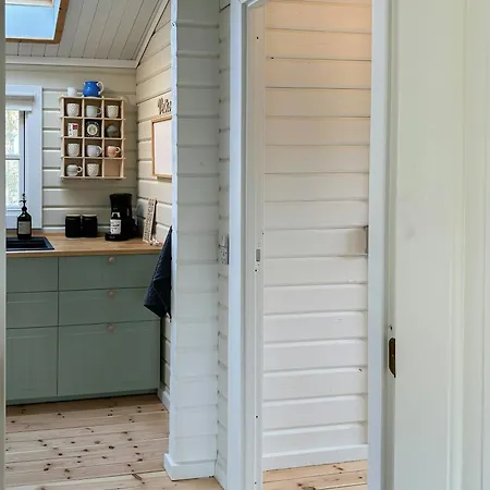 Charming Log Close To The Water And Prázdninový dům