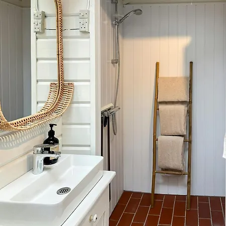 Charming Log Close To The Water And بيت للعطل *