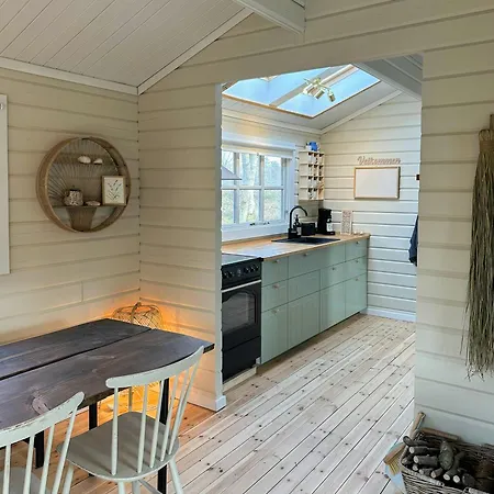 Charming Log Close To The Water And Prázdninový dům *