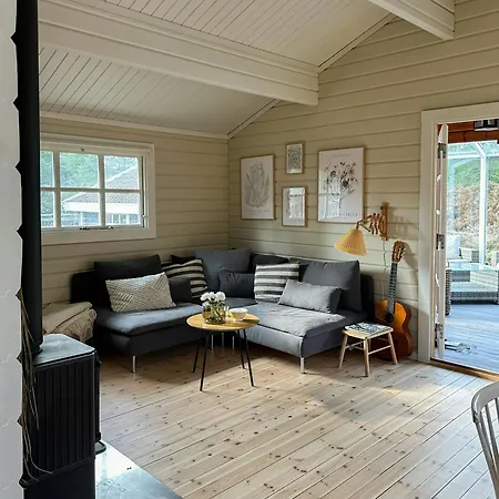 Prázdninový dům Charming Log Close To The Water And